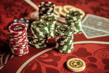 okta338 Live Blackjack table with real dealer on mobile screen